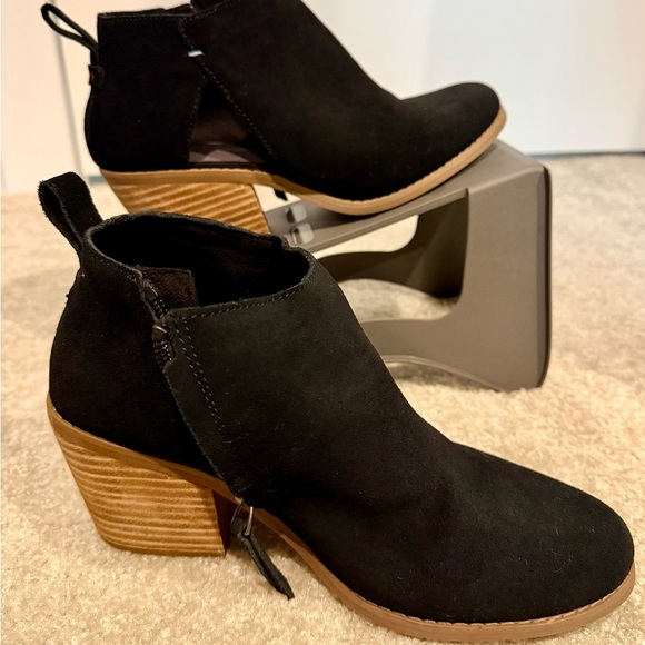 TOMS Black suede ankle boots with a boho vibe #ankleboots - Picture 3 of 6